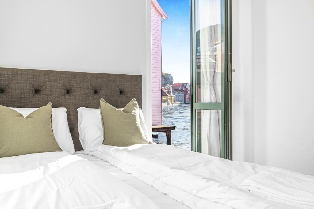 Ocean-View Haven: Take A Swim From Your Window! Берген Экстерьер фото